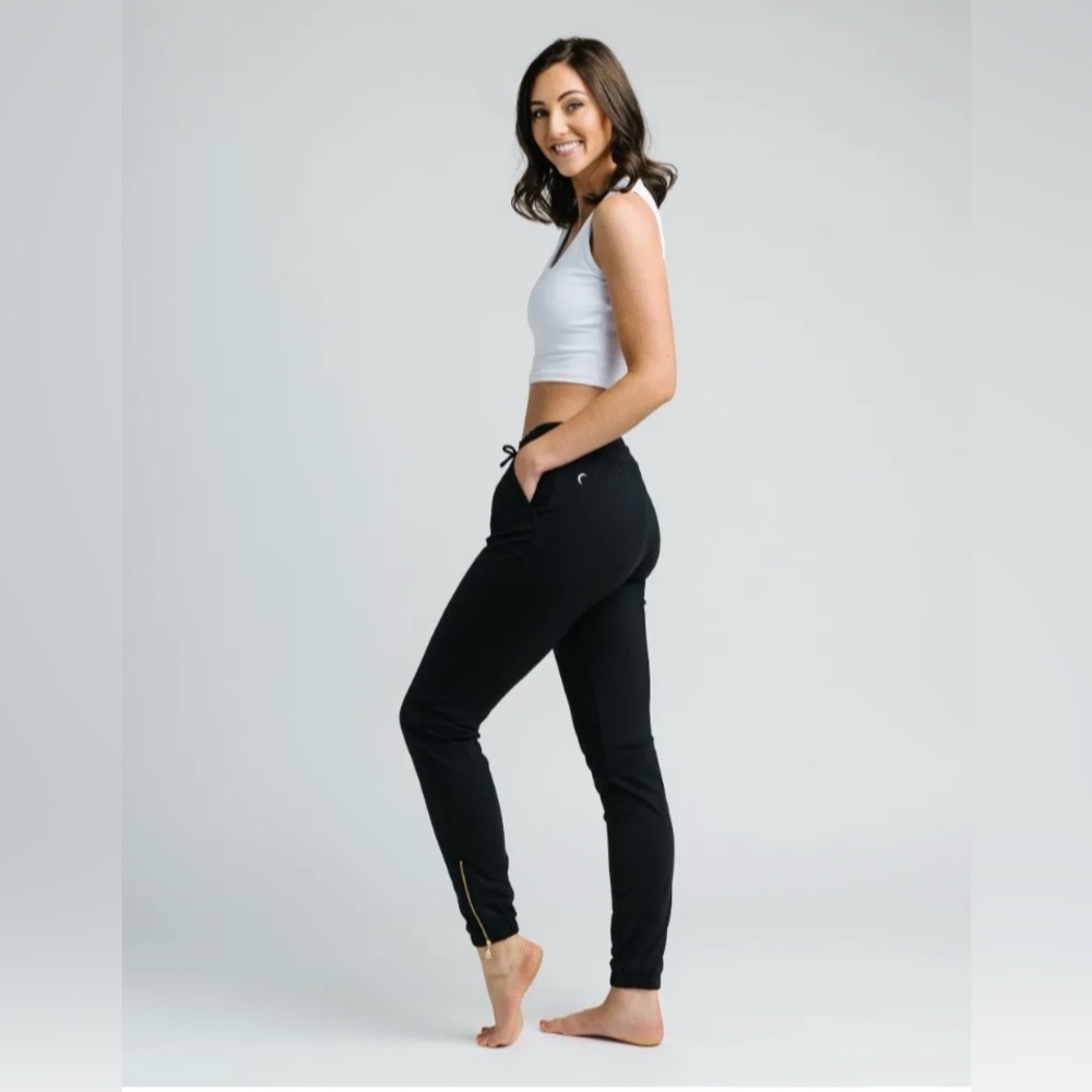Zyia Black Peak Zipper Joggers (Long) 31"